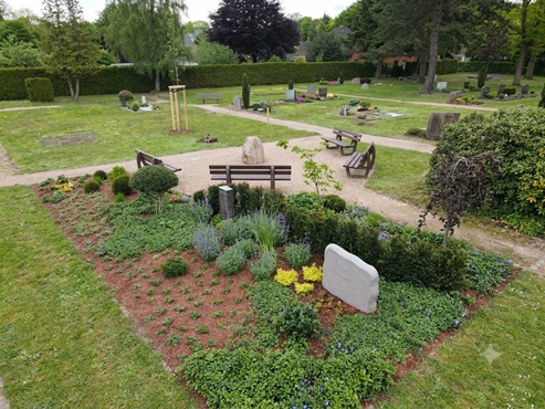 Der Memoriam-Garten in Kirchgellersen kurz nach der Erstbepflanzung im Juni 2026. Gemin 370